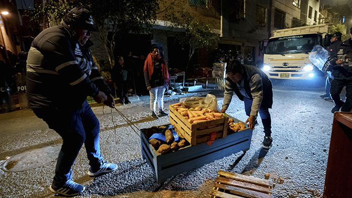 Municipalidad de Surquillo y PNP recuperan espacios públicos alrededor del mercado San Felipe.