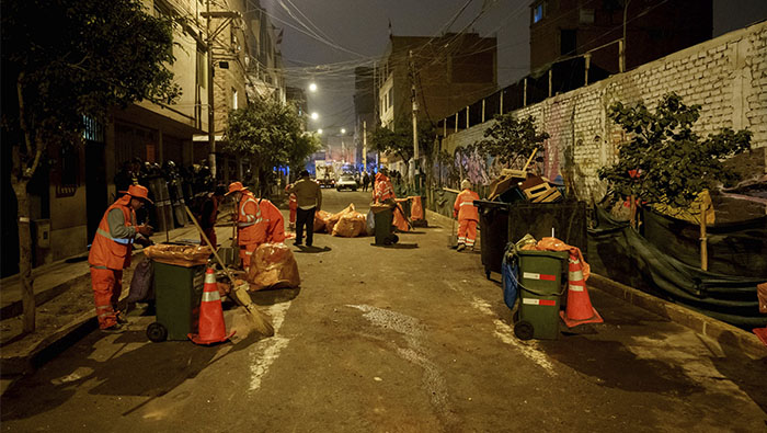 Municipalidad de Surquillo y PNP recuperan espacios públicos alrededor del mercado San Felipe.