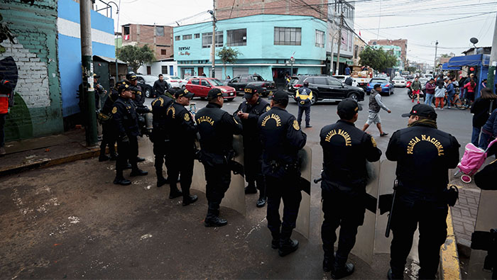 Municipalidad de Surquillo y PNP recuperan espacios públicos alrededor del mercado San Felipe.