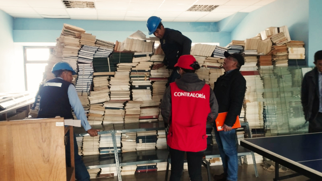 La Contraloría General detectó serias irregularidades en la ejecución de la obra de remodelación de tres pabellones y la biblioteca de la Universidad Nacional del Centro del Perú (UNCP) en el 2018. Los cinco funcionarios implicados habrían modificado los términos de referencia reduciendo los requisitos mínimos para la contratación de la obra. 