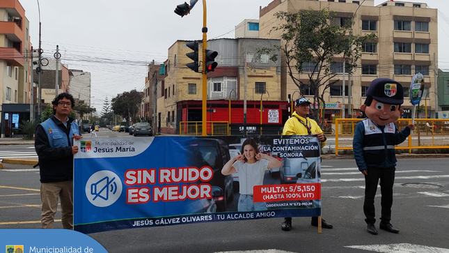 Con el objetivo de concientizar a los conductores 🚗 acerca del uso indebido de las bocinas y reducir la contaminación sonora, continuamos con nuestra campaña 🔕 ¡𝐒𝐢𝐧 𝐫𝐮𝐢𝐝𝐨 𝐞𝐬 𝐦𝐞𝐣𝐨𝐫! 🔕 en diferentes puntos vulnerables de nuestro distrito.