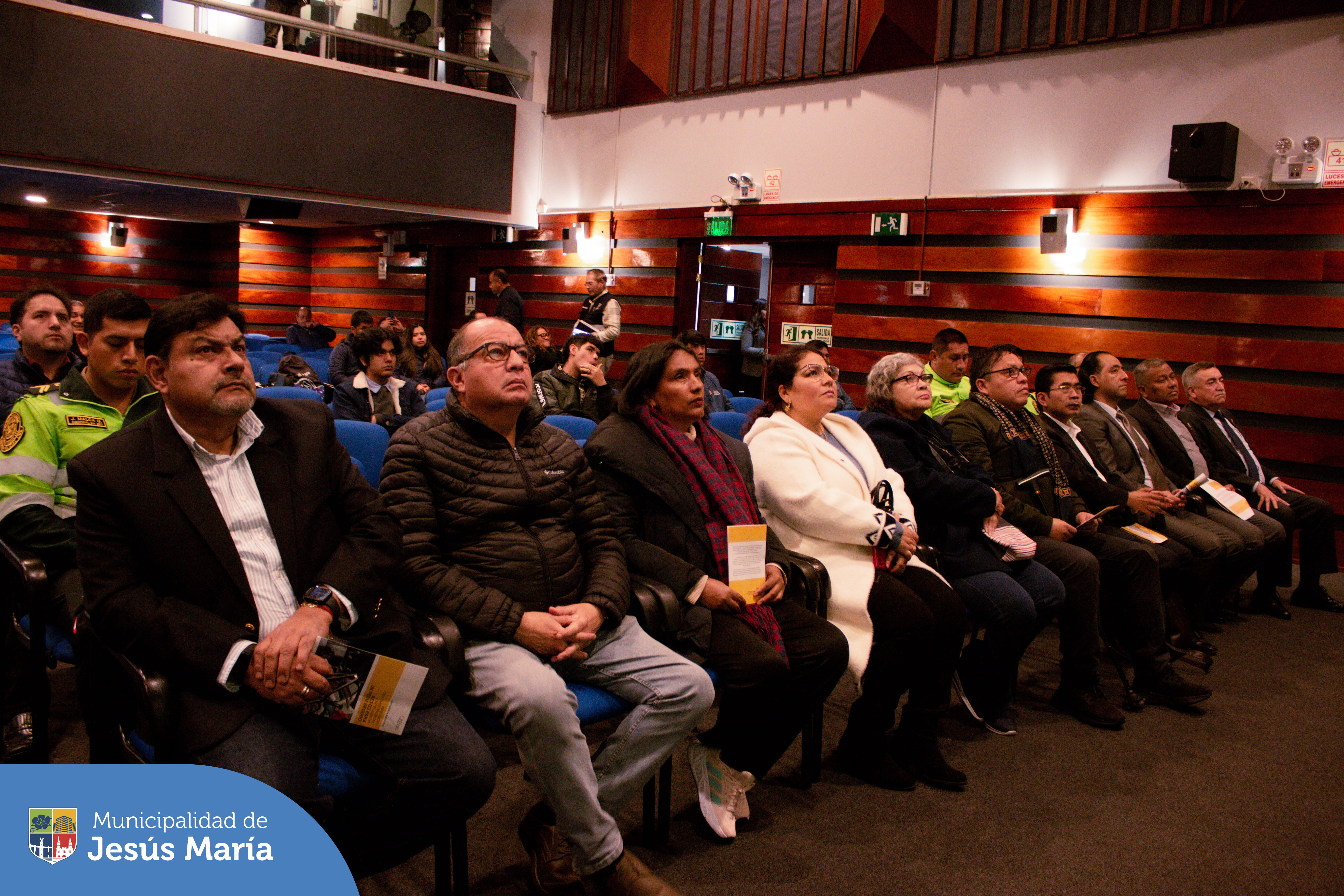 Se realizó la conferencia magistral sobre Seguridad Ciudadana, 🚔 a cargo del Vicealmirante AP (r) Francisco José Calisto Giampetri y el Teniente General PNP (r) José Isidro Baella Malca, quienes compartieron valiosas recomendaciones y estrategias para proteger nuestro distrito. 💪
🙌 Agradecemos a todos los que asistieron y demostraron su compromiso con un distrito más seguro y protegido.
