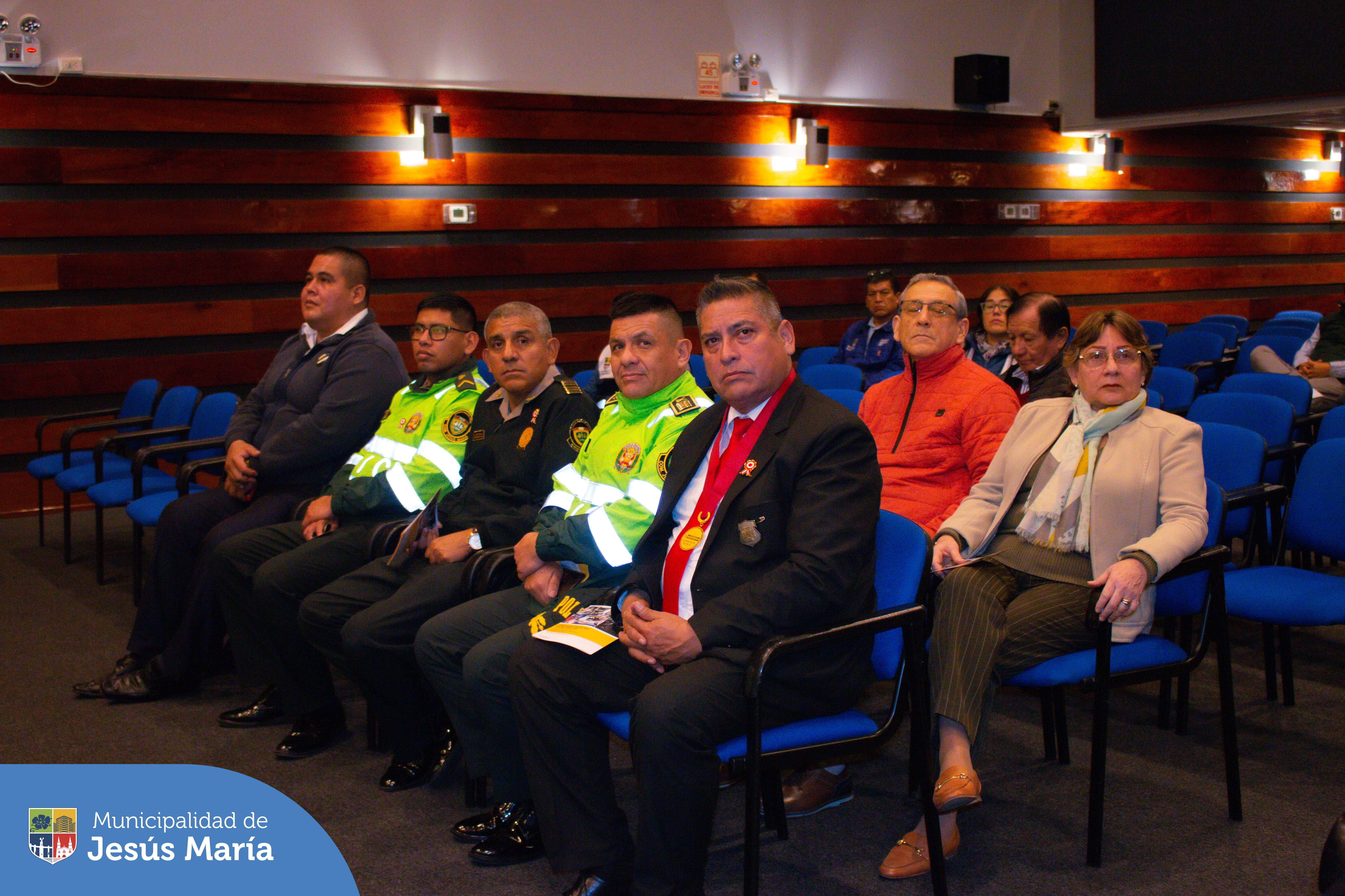 Se realizó la conferencia magistral sobre Seguridad Ciudadana, 🚔 a cargo del Vicealmirante AP (r) Francisco José Calisto Giampetri y el Teniente General PNP (r) José Isidro Baella Malca, quienes compartieron valiosas recomendaciones y estrategias para proteger nuestro distrito. 💪
🙌 Agradecemos a todos los que asistieron y demostraron su compromiso con un distrito más seguro y protegido.