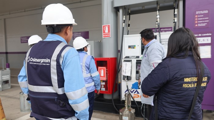 Supervisor de Osinergmin inspeccionando la calidad de un surtidor de combustible