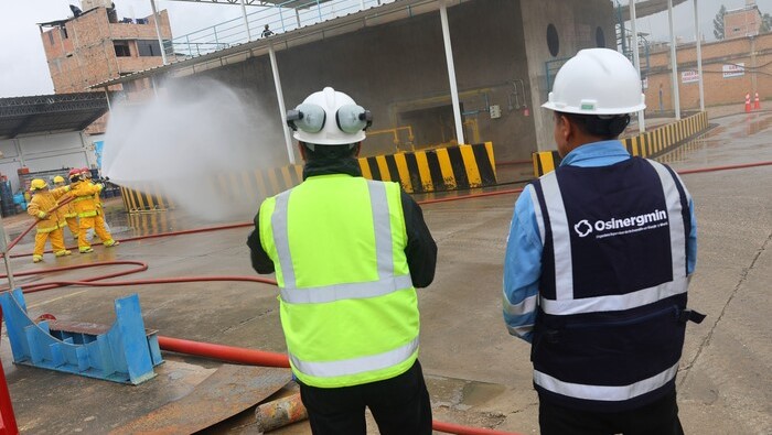 Supervisor de Osinergmin participando de un simulacro de incendio en una planta envasadora de gas