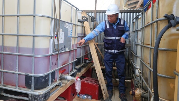 Supervisores de Osinergmin fiscalizando un puesto de venta de combustible sin las medidas de seguridad necesarias