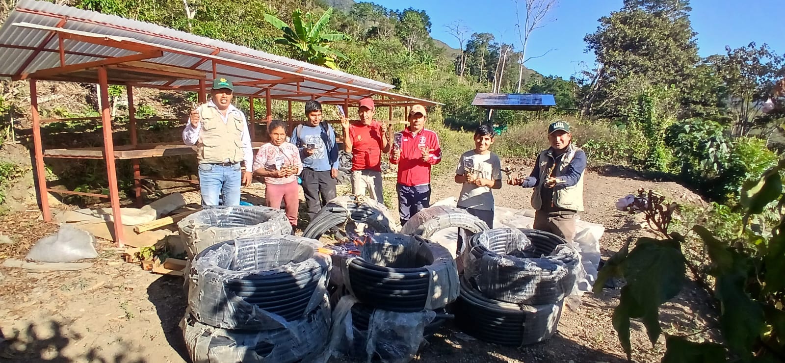 Entrega de las mangueras de riego esenciales para el proyecto de plΓ‘tano. Estas mangueras estΓ‘n diseΓ±adas para proporcionar una distribuciΓ³n eficiente y uniforme del agua, garantizando un riego Γ³ptimo de los cultivos.