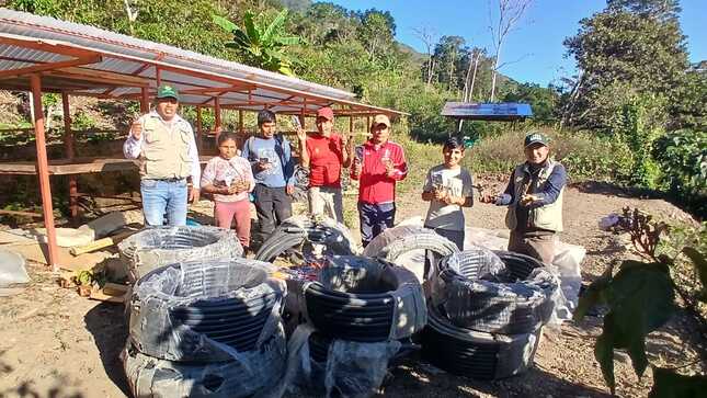 Entrega de las mangueras de riego esenciales para el proyecto de plátano. Estas mangueras están diseñadas para proporcionar una distribución eficiente y uniforme del agua, garantizando un riego óptimo de los cultivos.