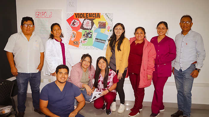 Este taller, dirigido al personal de salud del primer nivel de atención, tuvo como objetivo fortalecer sus capacidades y habilidades para identificar casos de sospecha de violencia, determinar el abordaje correcto y mantenerse actualizados sobre la normativa vigente en materia de prevención y atención a la violencia.