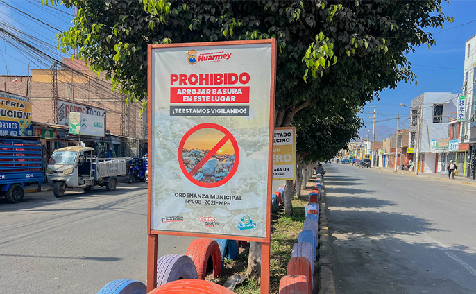 Se continúa colocando carteles con mensajes de sensibilización, educación y exhortación sobre la mala práctica que cometen algunos vecinos.