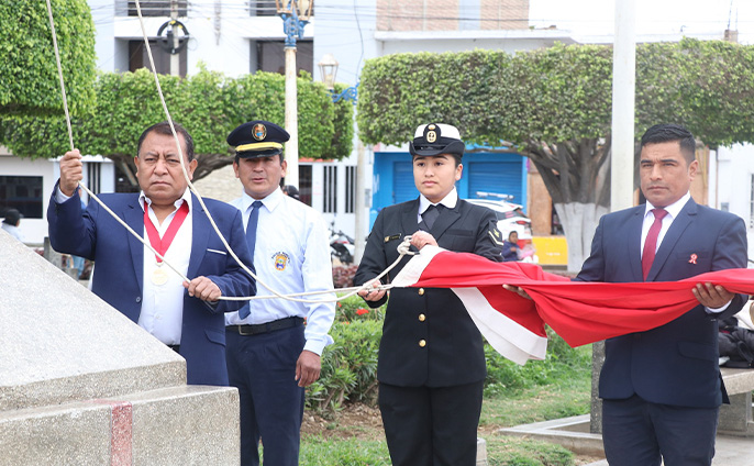 Izamiento dominical del Pabellón Nacional y Bandera Provincial, presidido por el regidor, Jim Borja Flores en representación del Alcalde.