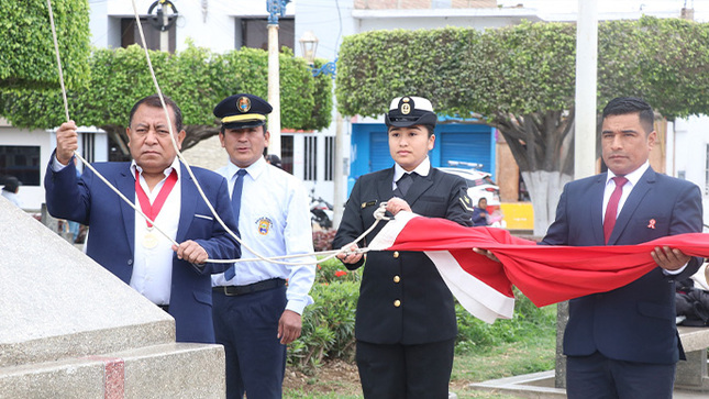 Izamiento dominical del Pabellón Nacional y Bandera Provincial, presidido por el regidor, Jim Borja Flores en representación del Alcalde. 