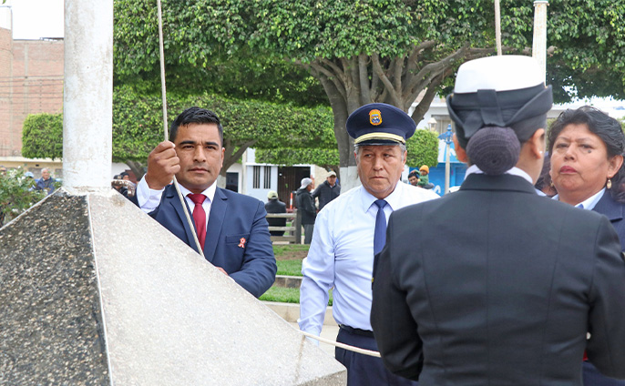 Izamiento dominical del Pabellón Nacional y Bandera Provincial, presidido por el regidor, Jim Borja Flores en representación del Alcalde.