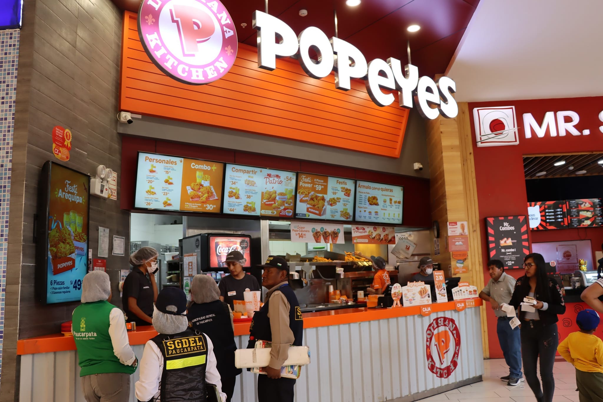 La Municipalidad de PAUCARPATA a través de la Subgerencia de Fiscalización, Salubridad y Salud con apoyo del personal de serenazgo se realizó un operativo inopinado a nueve establecimientos públicos de comida rápida del Mall Aventura Porongoche.
El Restobar Kenda, fue clausurado debido a la falta de licencia de funcionamiento, certificado de defensa civil y carnet de sanidad. ¡Continuaremos con los operativos!