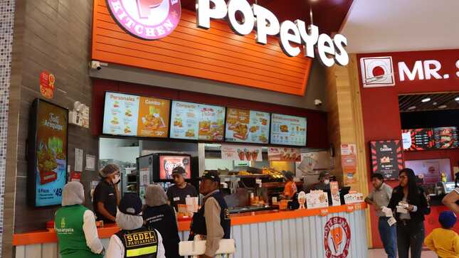La Municipalidad de PAUCARPATA a través de la Subgerencia de Fiscalización, Salubridad y Salud con apoyo del personal de serenazgo se realizó un operativo inopinado a nueve establecimientos públicos de comida rápida del Mall Aventura Porongoche. 
El Restobar Kenda, fue clausurado debido a la falta de licencia de funcionamiento, certificado de defensa civil y carnet de sanidad. ¡Continuaremos con los operativos!
