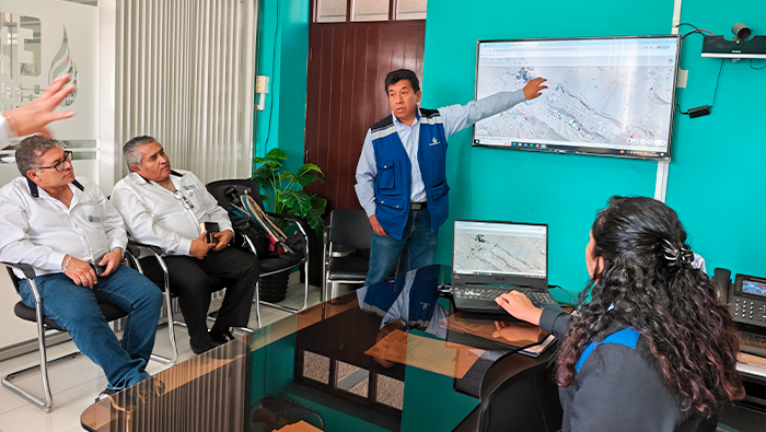 Con la finalidad de socializar los avances del proceso de integración de los servicios de saneamiento a la EPS Moquegua, el gerente general Walter Villasante Conza y su equipo técnico realizaron una exposición técnica al alcalde Antonio Eyzaguirre y funcionarios de la municipalidad distrital de Samegua. 