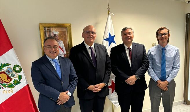 Embajador Mario López Chávarri
Agregado Comercial Juan Luis Reus
