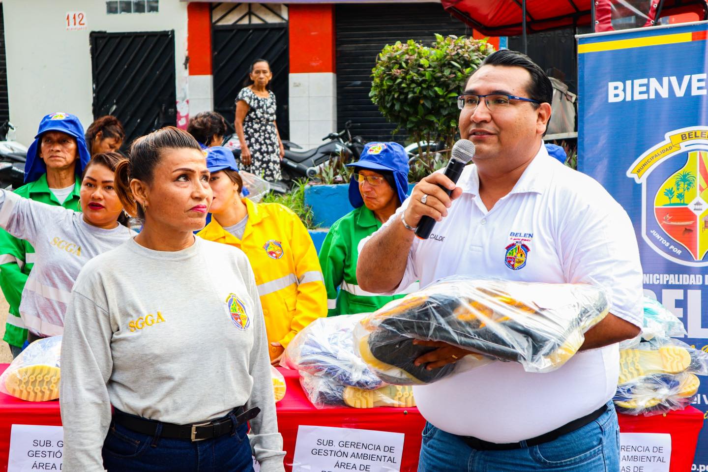 Alcalde de la municipalidad de belén entrega de equipos de protección personal y 3 furgonetas para personal de Gestión ambiental