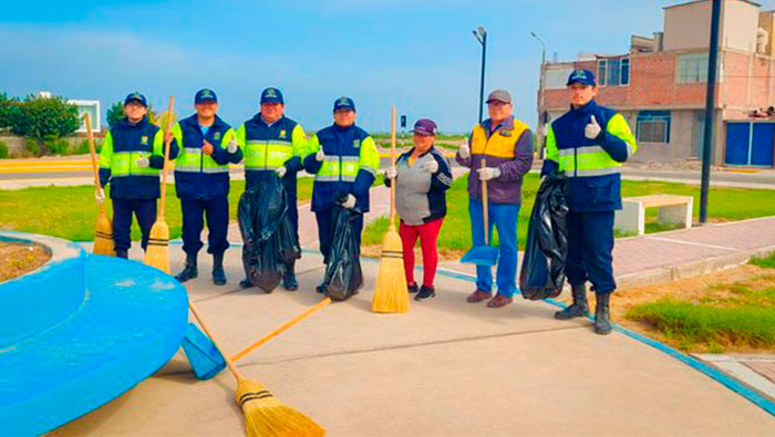 Personal de Serenazgo embellece parques y plazas con labores de limpieza y pintado como parte del Plan SIPCOM-M