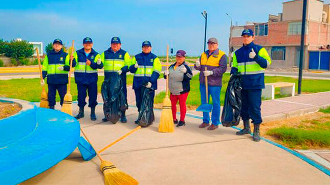Personal de Serenazgo embellece parques y plazas con labores de limpieza y pintado como parte del Plan SIPCOM-M