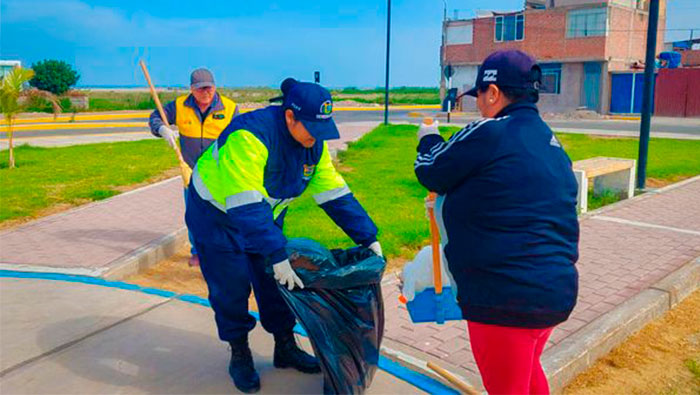 Personal de Serenazgo embellece parques y plazas con labores de limpieza y pintado como parte del Plan SIPCOM-M