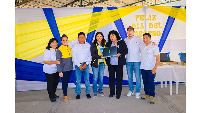 Gran agasajo en celebración del Día del Maestro
