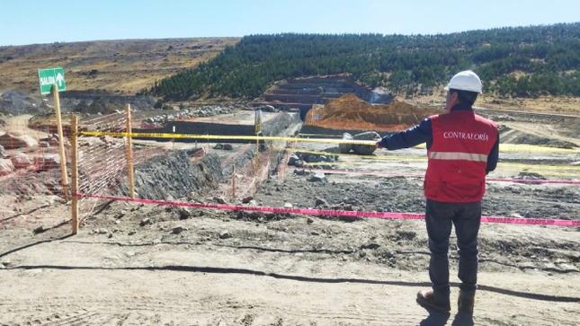 La Contraloría General alertó presencia de agua y humedad en los suelos donde se realizan excavaciones en la presa Peruanita, que es parte de la obra de mejoramiento y ampliación del servicio de agua de riego en siete comunidades campesinas de la provincia de Andahuaylas.