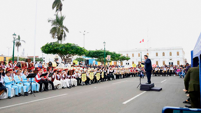 Más de 500 escolares de La Libertad unieron melodías en concierto en homenaje al Perú.