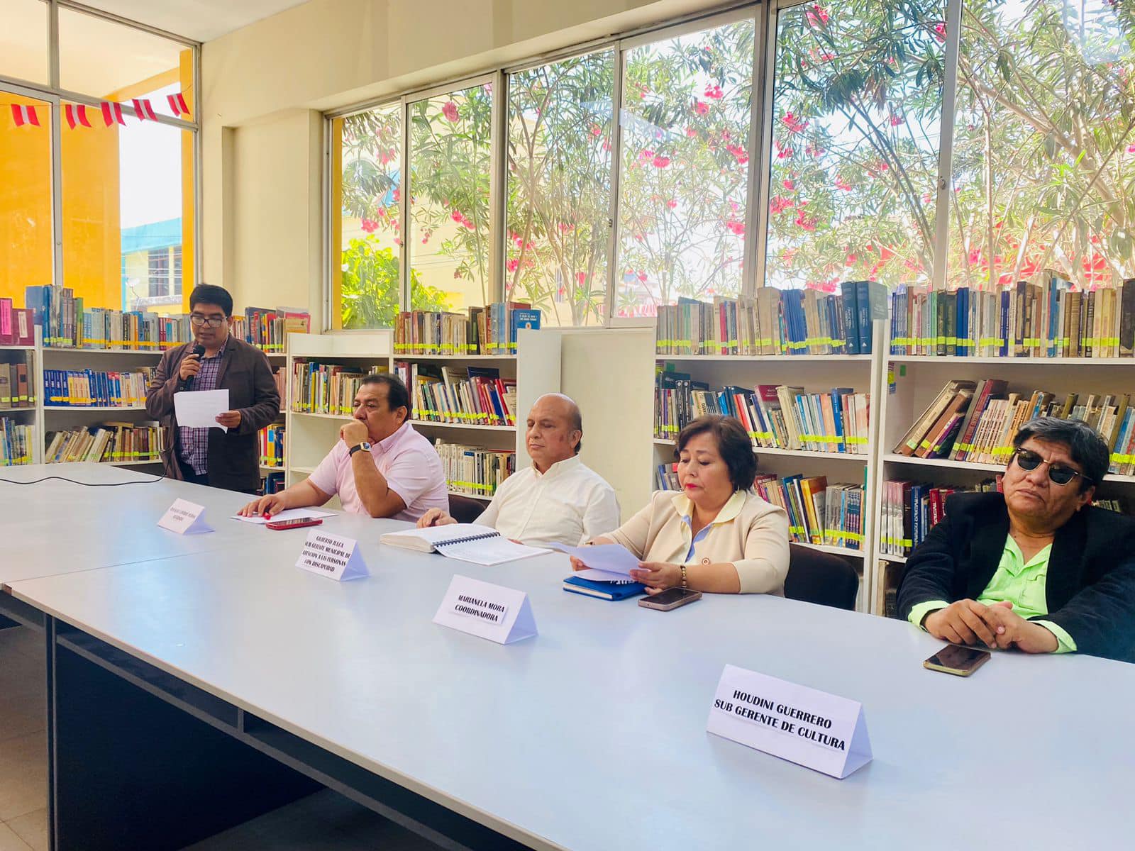 La Municipalidad Provincial de Sullana hizo el lanzamiento del “I Concurso de creación de poemas y cuentos inéditos en braille e interpretado en lenguaje de señas”, iniciativa que busca fomentar la participación activa de personas con discapacidad visual y auditiva.
La coordinadora de la Biblioteca Pública Municipal, Marianela Mora Chorres, informó que del 12 al 24 se llevará a cabo la primera etapa de consultas y orientación acerca del concurso; lo cual se realizará en la sala accesible “Leer sin Ver”. Posteriormente, la presentación de los trabajos se realizará del 6 al 12 de septiembre.
El subgerente de Educación, Cultura, Deportes, Recreación y Juventudes, Lic. Houdini Guerrero, destacó la importancia de este concurso inédito en la región: "En la región casi no hay este tipo de concursos, por eso queremos agradecer el compromiso de la gestión del alcalde Marlem Mogollón por impulsar esta actividad", manifestó.
En esa misma línea, el subgerente Municipal de Atención a Personas con Discapacidad, Gilberto Julca Valencia, expresó su satisfacción por la iniciativa: "Nos complace enormemente estar trabajando en este proyecto. En Sullana hay muchas personas con discapacidad visual y auditiva que utilizan sistemas como el Braille y aplicaciones tecnológicas como Jaws y Tap Tap. Es un gran avance poder comunicarnos con independencia y participar activamente en concursos como éste".
En el acto de lanzamiento del Concurso, estuvieron presentes los regidores Oswaldo Clavijo Heras (presidente de la Comisión de Aniversario) y Melva Criollo Ramaycuna; el especialista de UGEL Sullana Wilmer Terán Palacios; el joven Harvey Vega Ramírez, así como la Sra. Rosa Elvira Mena Zapata, representante de OMAPED Sullana; Sr. Luis Alberto Rosales, encargado de la Biblioteca Municipal de Bellavista; Sra. Jessica Espinoza Díaz, jefa de Educación y Deporte del Lancones; y Sr. William Castro Espinoza, encargado de la Biblioteca Municipal de Miguel Checa.
La Municipalidad de Sullana invita a todos los interesados a participar en este significativo concurso, reafirmando su compromiso con la inclusión y el fomento de la creatividad en todos los ciudadanos, especialmente aquellos con discapacidades visuales y auditivas.