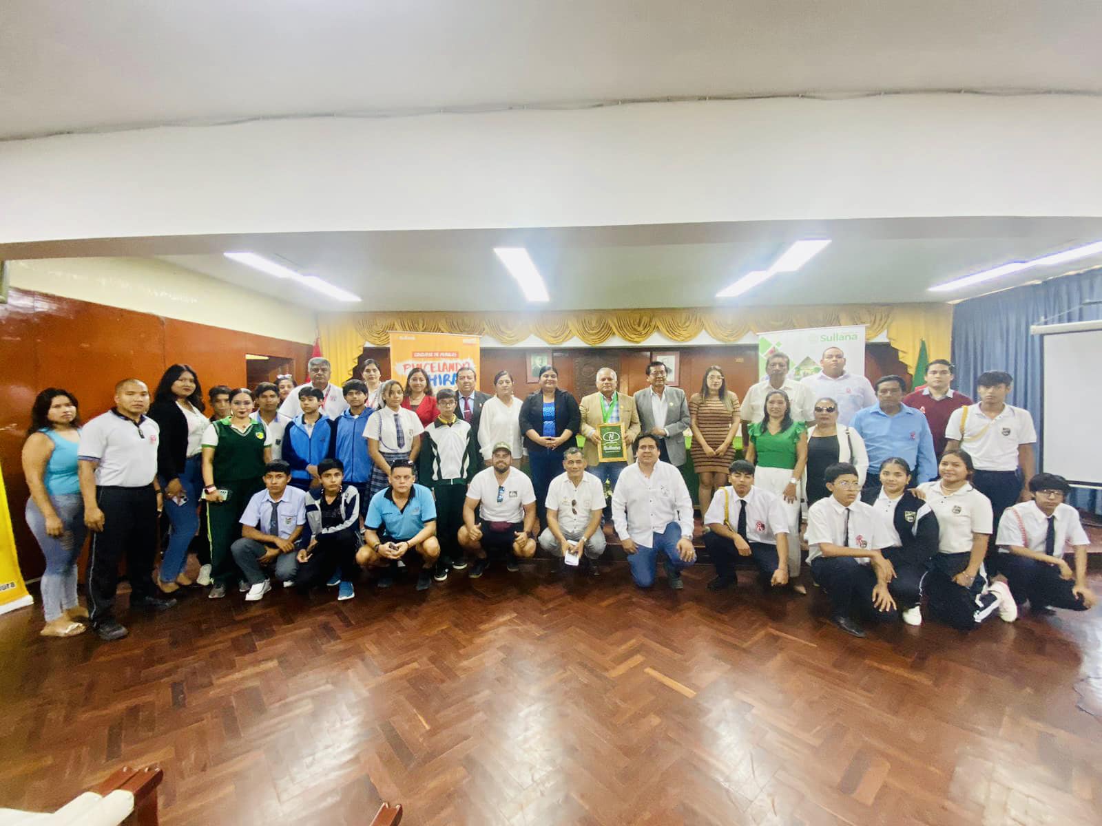 Más de 90 escolares participarán en actividad a realizarse del 18 al 22 de julio
La Municipalidad Provincial de Sullana, a través de la Gerencia de Desarrollo Económico, organiza el primer concurso de murales "Pincelando el Chira", el mismo que se realizará del 18 al 22 de julio.
En conferencia de prensa, el gerente de Desarrollo Económico, Econ. Floro Rumiche Chunga, indicó que el objetivo de esta actividad es contribuir con poner en valor el Paseo Turicarami, empoderar a la provincia de Sullana y posicionarla como un atractivo destino turístico en el norte peruano.
Se informó que a la fecha se han inscrito veinte instituciones educativas, garantizando la participación de al menos noventa escolares de cuarto y quinto de secundaria, quienes plasmarán su talento e inspiración con motivos relacionados a la cultura, gastronomía e historia de la provincia de Sullana. El Paseo Turicarami, una vez concluido el concurso, no solo será un espacio renovado, sino un reflejo del orgullo y la identidad de Sullana, capturado en cada pincelada.
Asimismo, la colaboración de los empresarios locales ha sido clave y de vital importancia; dado que entidades financieras, empresas agroindustriales, gastronómicas y emprendimientos han contribuido con pintura e insumos que utilizarán los escolares. A la vez, cada empresa patrocinadora tendrá un espacio en el paseo Turicarami donde también plasmarán gráficamente un homenaje a la Perla del Chira.
Los regidores Segundo Gallo, Tatiana Ríos, Oswaldo Clavijo y Melva Criollo destacaron la iniciativa y compromiso de la gestión municipal que lidera el alcalde Marlem Mogollón, en el trabajo articulado con la Ugel Sullana y los empresarios locales, para hacer realidad actividades que contribuyen con ponerle color a nuestra amada provincia de Sullana.
Cabe mencionar que los colegios participantes son los siguientes:
I.E.P. Cristo Viene
I.E.P. 15027 Amauta
I.E. Colegio Adventista Sullana
I.E. Diego Thomson
I.E.P. Teniente Miguel Cortés
I.E.P. IEDUBER
I.E.P. Talent School
I.E. José Matías Manzanilla
I.E.P. Nuestra Señora De Las Mercedes
I.E 20508 San Francisco de Asís - La Quinta
I.E. José María Raygada Gallo - Querecotillo
I.E. Libertador Simón Bolívar
I.E. Eros Erudic
I.E. 14791 - Cieneguillo Norte -Sullana
I.E. INIF 48
I.E. 20501 El Nazareno
I.E. 19 de Junio
I.E.E. Carlos Augusto Salaverry
I.E. Mundi Arte