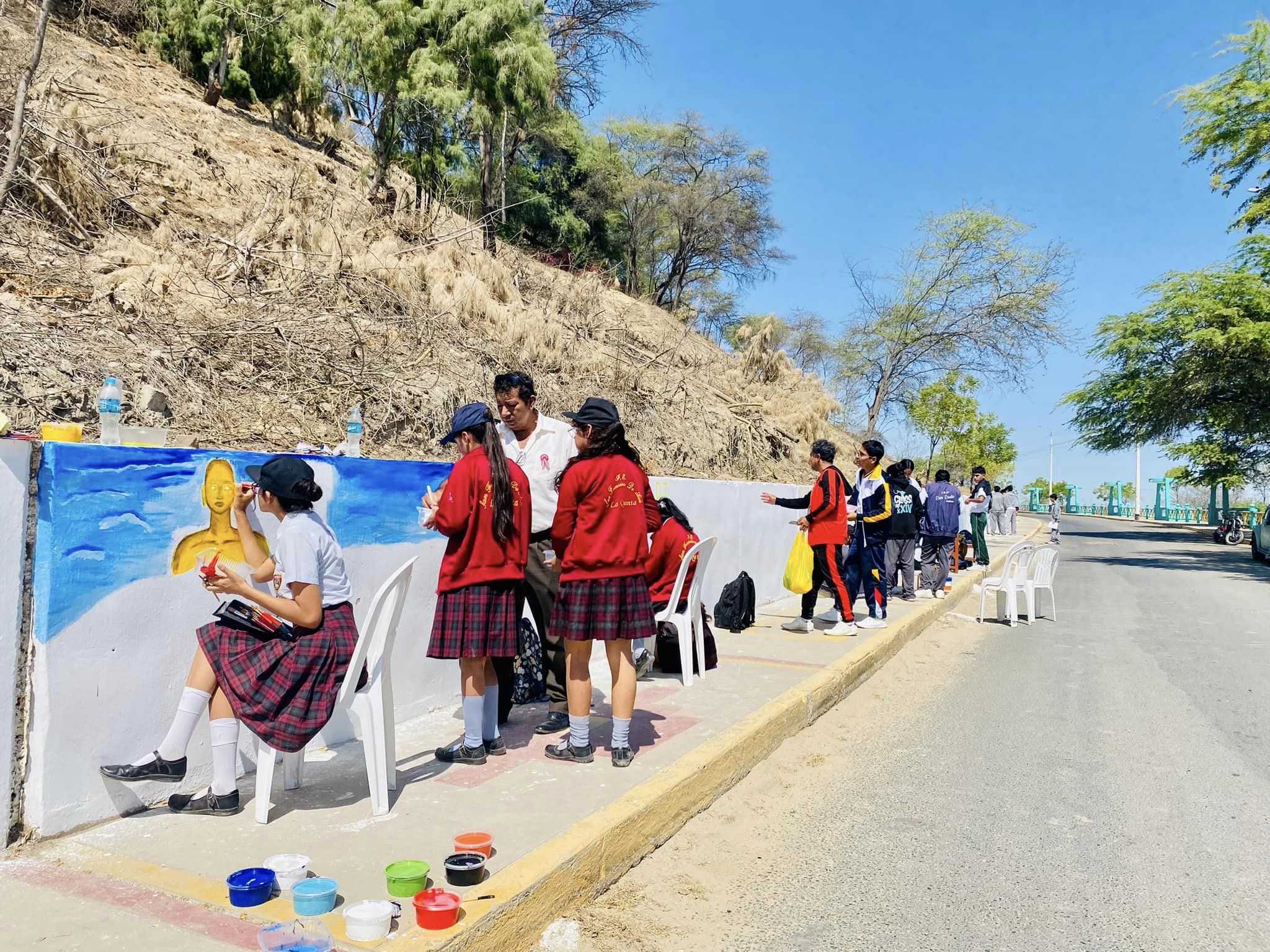 El primer día del concurso de murales "Pincelando el Chira" ha culminado exitosamente habiéndose realizado en doble turno y con la suma de más instituciones educativas, ampliando así, el número de jóvenes talentos que embellecen el Paseo Turicarami.
La respuesta del empresariado local ha sido notable, con más empresas sumándose para apoyar a los estudiantes con insumos y materiales.
Este esfuerzo conjunto entre la gestión del Ing. Marlem Mogollón, la UGEL y el empresariado local, ha despertado el interés en la población, fortaleciendo el arte, la cultura y la recuperación de la identidad sullanera