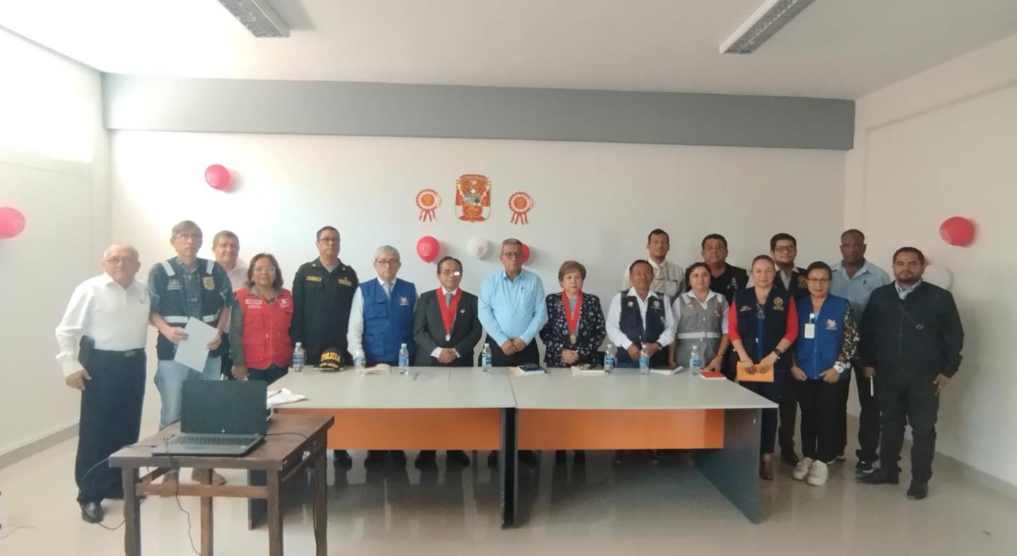 Durante una Sesión Ordinaria del Comité Provincial de Seguridad Ciudadana (COPROSEC), presidida por el alcalde de Sullana, Ing. Marlem Mogollón Meca, se acordó solicitar apoyo a los congresistas de la República para destinar presupuesto a las unidades de flagrancia de Sullana. La sesión, realizada el jueves 18 de julio, tuvo como objetivo principal buscar la inclusión de recursos económicos en la Ley General del Sistema Nacional de Presupuesto que se debate y aprueba en el Congreso en el mes de octubre. Este acuerdo surge ante la negativa de la Fiscalía de la Nación para abrir nuevas plazas de fiscales en las unidades de flagrancia de Sullana.
La presidenta de la Junta de Fiscales Superiores del Distrito Fiscal Sullana, Gladys Aida Péndola Arviza, señaló que la decisión del Ministerio Público de no aumentar las plazas para fiscales responde a que Sullana solo ocupa el puesto 32 en carga procesal a nivel nacional.
El alcalde Marlem Mogollón Meca, tras recibir el respaldo unánime de los miembros del COPROSEC, enfatizó la importancia de asegurar los recursos necesarios para las unidades de flagrancia en el presupuesto del año 2025. "Aunque la Fiscalía de la Nación rechazó nuestra solicitud inicial, continuaremos esforzándonos para que se asignen fondos en la Ley de Presupuesto. No queremos perder las unidades de flagrancia que tanto nos ha costado conseguir", afirmó Mogollón.
En tanto, el presidente de la Corte Superior de Justicia de Sullana, Dr. Pedro Linaza Bobadilla, también expresó su preocupación por la falta de recursos logísticos y humanos, lo que ha llevado a la reversión de dos de las cuatro unidades inicialmente asignadas a la provincia de Sullana. Linaza destacó la necesidad de un trabajo articulado y efectivo entre Policía Nacional, Fiscalía, Poder Judicial y Defensoría Pública para resolver casos en 72 horas. Lamentó que Sullana esté aún en un 90% de instalación de una de las dos unidades de flagrancia.
El COPROSEC confía que con el apoyo de los congresistas se logre incluir los recursos necesarios en la próxima Ley de Presupuesto para el año 2025, garantizando así la operatividad y eficacia de las unidades de flagrancia en Sullana, en beneficio de la seguridad ciudadana.