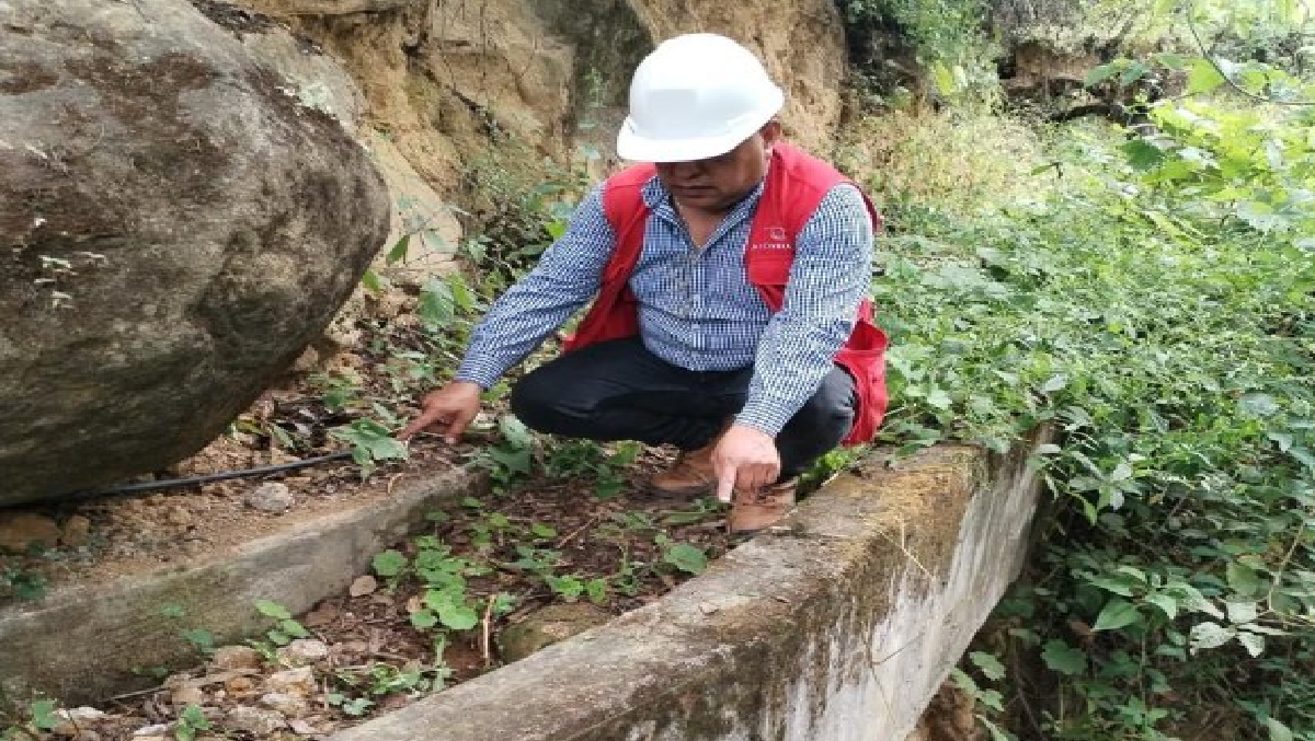 La Contraloría identificó irregularidades en la obra “Mejoramiento de canales de regadío de la parte del distrito de San Benito, en la provincia de Contumazá” por la inaplicación de penalidades debido a que se recepcionó la obra pese a estar inconclusa, lo que generó un perjuicio económico al Estado de S/ 1 163 423 y afectó a 220 beneficiarios.