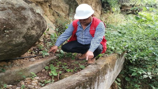 La Contraloría identificó irregularidades en la obra “Mejoramiento de canales de regadío de la parte del distrito de San Benito, en la provincia de Contumazá” por la inaplicación de penalidades debido a que se recepcionó la obra pese a estar inconclusa, lo que generó un perjuicio económico al Estado de S/ 1 163 423 y afectó a 220 beneficiarios.