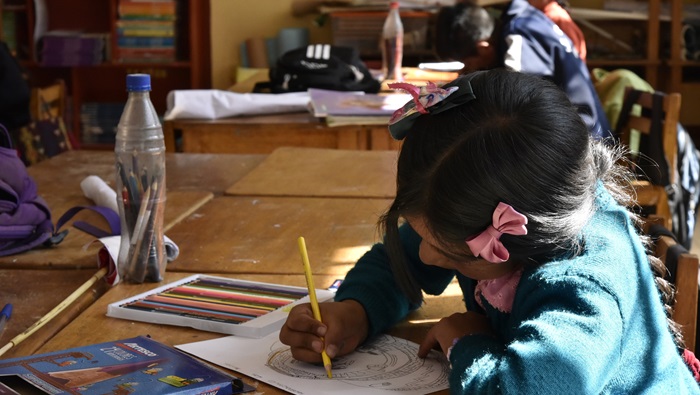 Escolares participando del concurso de dibujo y pintura.