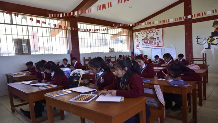 Escolares participando del concurso de dibujo y pintura.