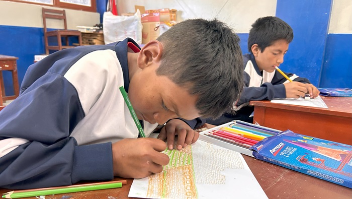 Escolares participando del concurso de dibujo y pintura.
