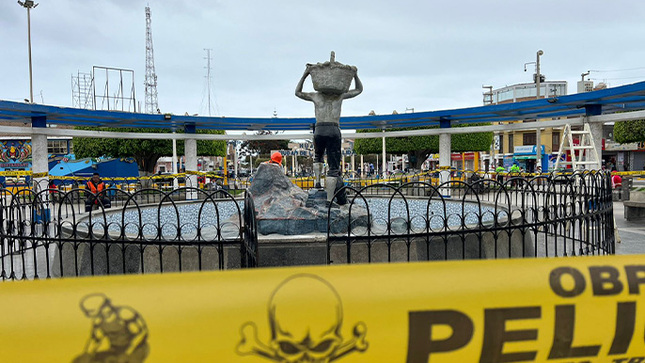 Se inicia el mantenimiento de plaza independencia de la ciudad de Huarmey. 