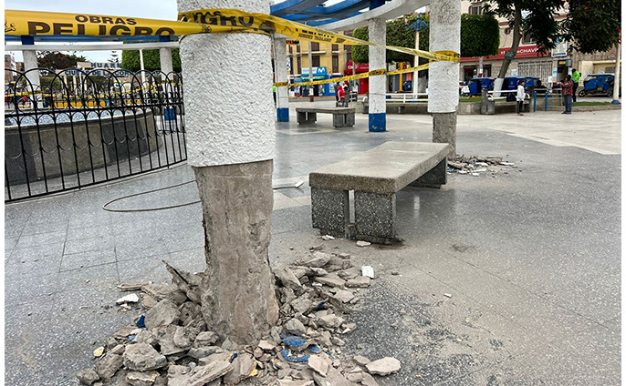 Se inicia el mantenimiento de plaza independencia de la ciudad de Huarmey.