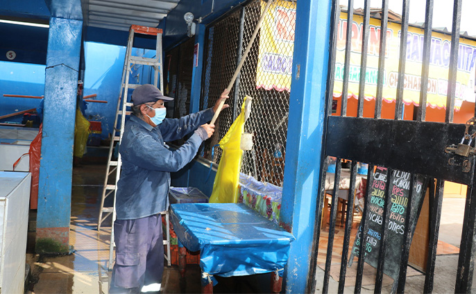 Municipalidad continua con la campaña de limpieza y desinfección del mercado modelo de Huarmey.
