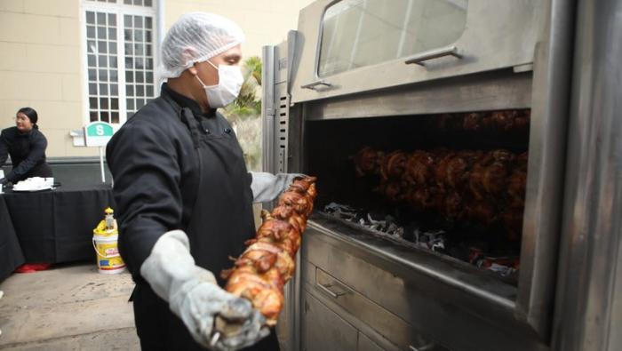 MIDAGRI impulsa cadena del pollo a la brasa y organiza almuerzo con niños de Puericultorio Pérez Araníbar
