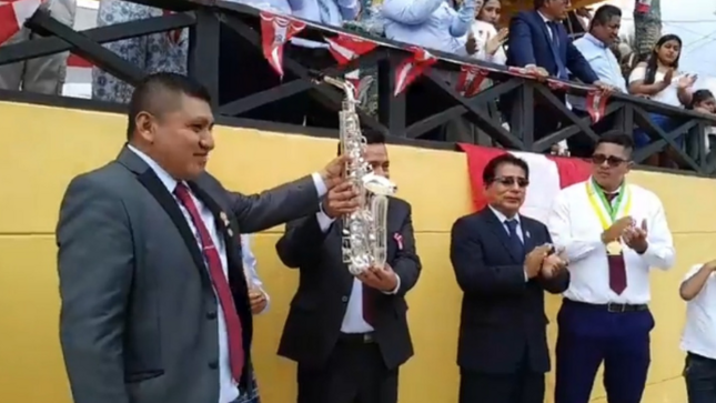Foto Alcalde Javier Pazo entrega instrumentos de una banda de música a la I.E. San Pedro de Cancas