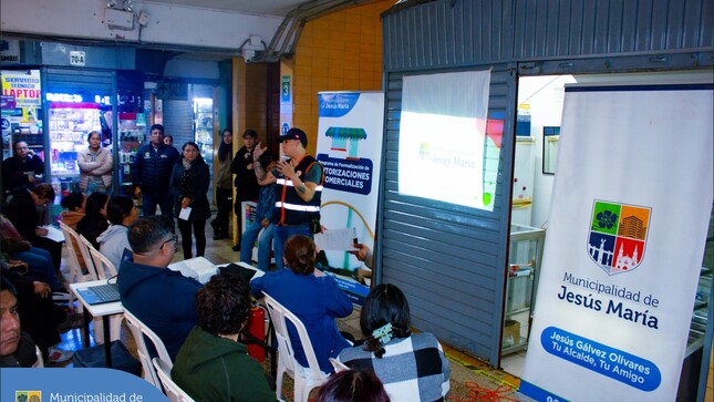 Continuando con las capacitaciones en el marco del Programa de Formalización de Autorizaciones Municipales,  nuestros equipos de la Subgerencia de Gestión del Riesgo de Desastres,  Control y Fiscalización y Desarrollo Económico, llegaron a las Galerías Brasil para brindar charlas sobre evacuación en casos de sismos, manejo de extintores  y primeros auxilios.