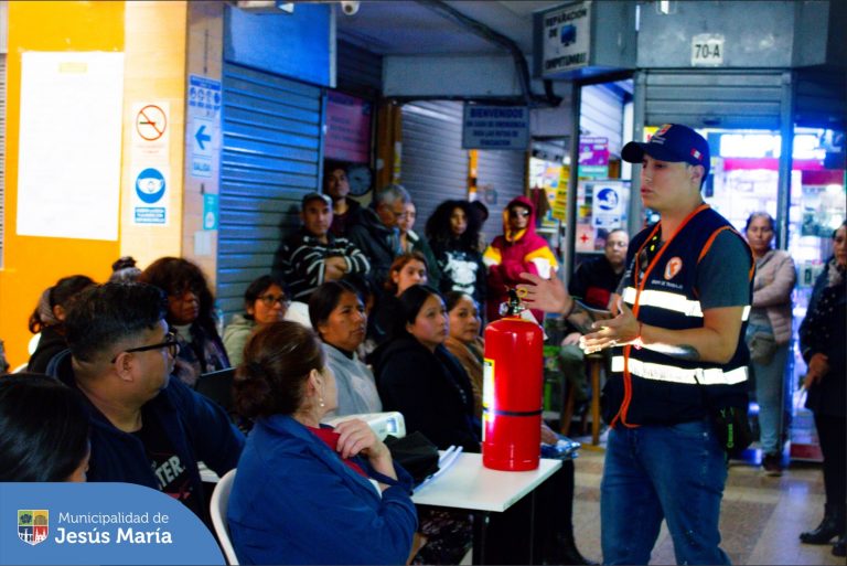 Continuando con las capacitaciones en el marco del Programa de Formalización de Autorizaciones Municipales, nuestros equipos de la Subgerencia de Gestión del Riesgo de Desastres, Control y Fiscalización y Desarrollo Económico, llegaron a las Galerías Brasil para brindar charlas sobre evacuación en casos de sismos, manejo de extintores y primeros auxilios.