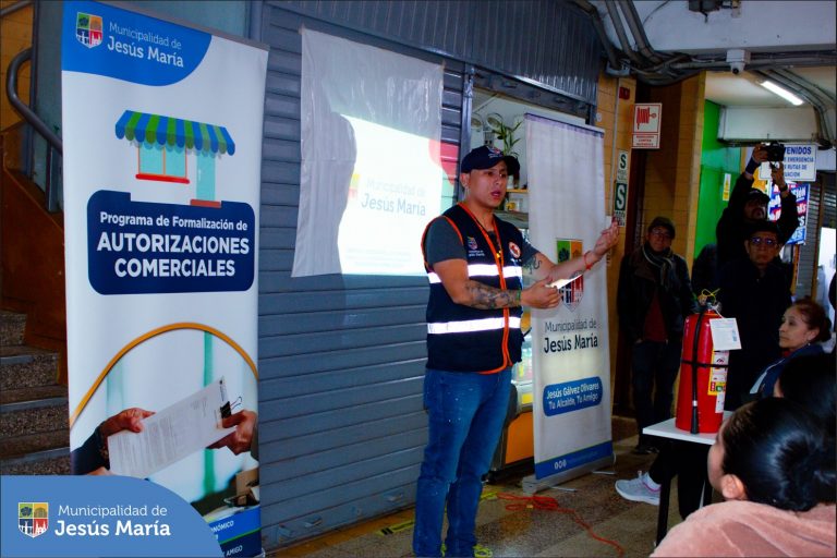 Continuando con las capacitaciones en el marco del Programa de Formalización de Autorizaciones Municipales, nuestros equipos de la Subgerencia de Gestión del Riesgo de Desastres, Control y Fiscalización y Desarrollo Económico, llegaron a las Galerías Brasil para brindar charlas sobre evacuación en casos de sismos, manejo de extintores y primeros auxilios.