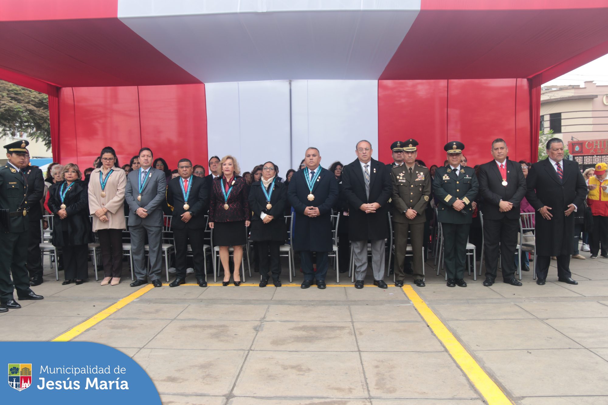 En una emotiva ceremonia realizada en la histórica Plaza Cáceres, nuestro alcalde Jesús Gálvez Olivares encabezó el izamiento del Pabellón Nacional, 🇵🇪 como parte de las celebraciones por los 203 años de la Proclamación de la Independencia del Perú. 🎇 El evento contó con la presencia de regidores y funcionarios de la municipalidad, así como destacadas autoridades distritales y representantes de las juntas vecinales quienes se unieron en esta gala patriótica. 👏🏻