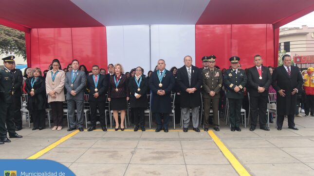 En una emotiva ceremonia realizada en la histórica Plaza Cáceres, nuestro alcalde Jesús Gálvez Olivares encabezó el izamiento del Pabellón Nacional, 🇵🇪 como parte de las celebraciones por los 203 años de la Proclamación de la Independencia del Perú. 🎇 El evento contó con la presencia de regidores y funcionarios de la municipalidad, así como destacadas autoridades distritales y representantes de las juntas vecinales quienes se unieron en esta gala patriótica. 👏🏻