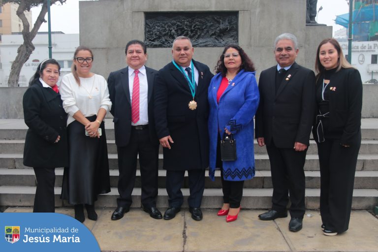 En una emotiva ceremonia realizada en la histórica Plaza Cáceres, nuestro alcalde Jesús Gálvez Olivares encabezó el izamiento del Pabellón Nacional, 🇵🇪 como parte de las celebraciones por los 203 años de la Proclamación de la Independencia del Perú. 🎇 El evento contó con la presencia de regidores y funcionarios de la municipalidad, así como destacadas autoridades distritales y representantes de las juntas vecinales quienes se unieron en esta gala patriótica. 👏🏻