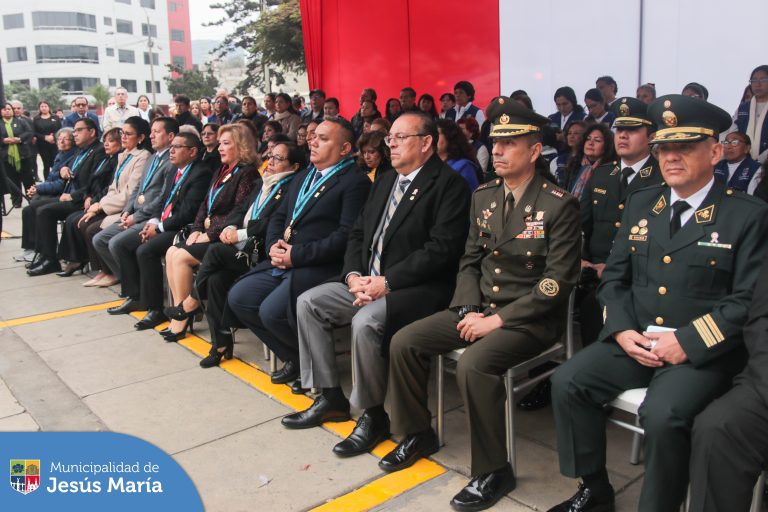 En una emotiva ceremonia realizada en la histórica Plaza Cáceres, nuestro alcalde Jesús Gálvez Olivares encabezó el izamiento del Pabellón Nacional, 🇵🇪 como parte de las celebraciones por los 203 años de la Proclamación de la Independencia del Perú. 🎇 El evento contó con la presencia de regidores y funcionarios de la municipalidad, así como destacadas autoridades distritales y representantes de las juntas vecinales quienes se unieron en esta gala patriótica. 👏🏻