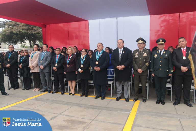 En una emotiva ceremonia realizada en la histórica Plaza Cáceres, nuestro alcalde Jesús Gálvez Olivares encabezó el izamiento del Pabellón Nacional, 🇵🇪 como parte de las celebraciones por los 203 años de la Proclamación de la Independencia del Perú. 🎇 El evento contó con la presencia de regidores y funcionarios de la municipalidad, así como destacadas autoridades distritales y representantes de las juntas vecinales quienes se unieron en esta gala patriótica. 👏🏻